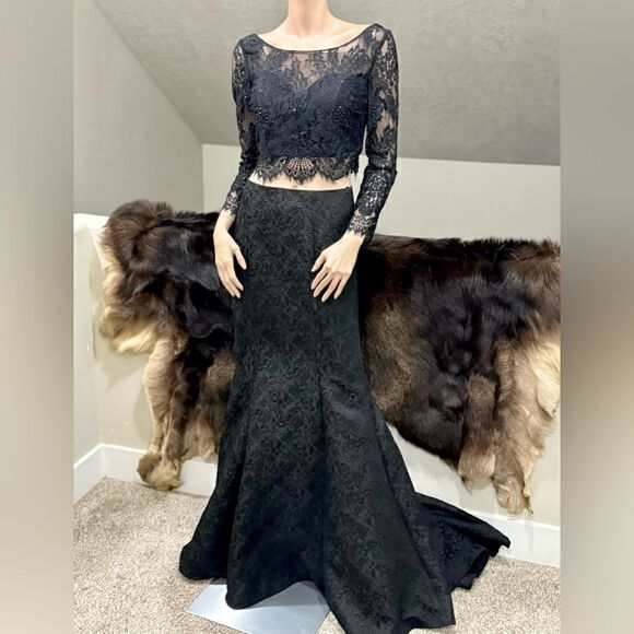 Gorgeous Black Floral Lace & Beads , Jacquard Brocade 2 Pieces Fishtail Gown - Picture 1 of 14